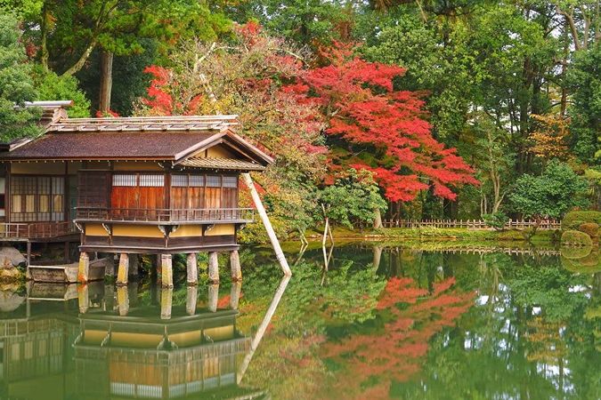 Discover the Enchanting Kenroku-en Garden
Enjoy the strolling-style landscape garden of Kenroku-en, one of Japan’s most beautiful.